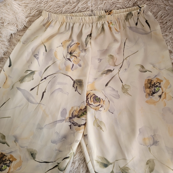 Flowy floral pants - Picture 2 of 9